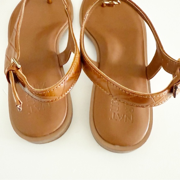 NEW Naturalizer Lizzi Tan Brown Faux Leather T-Strap Thong Sandals Size 11 - Picture 4 of 6